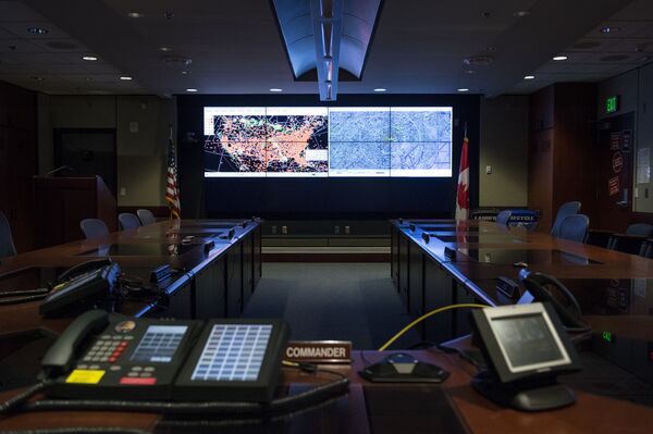 Duas ecrãs grandes no centro de comando do Complexo Montanha Cheyenne no estado americano de Colorado - Sputnik Brasil