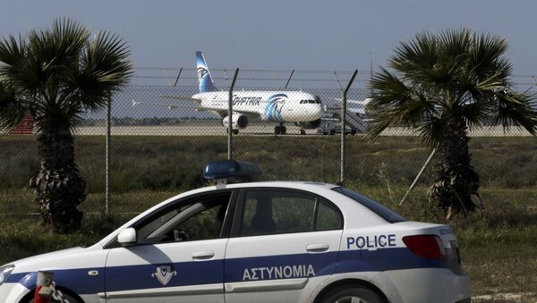 Um carro da polícia cipriota está na frente do aeroporto de Larnaka, acompanhando a situação com o A320 da EgyptAir, em 29 de março de 2016 - Sputnik Brasil
