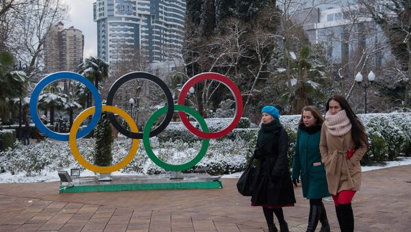 Habitantes de Sochi perto do símbolo dos Jogos Olímpicos em um dos parques da cidade de Sochi (foto de arquivo) - Sputnik Brasil