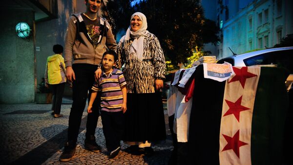 A síria Hanaa Nachawaty e a família vendem esfirras no Rio de Janeiro, onde vivem refugiados da guerra no país natal - Sputnik Brasil