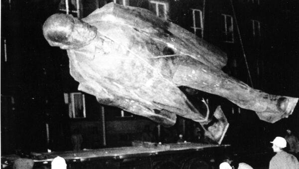 Trabalhadores em meio de remover uma estátua gigante de Vladimir Lenin na cidade polonesa de Nowa Huta perto de Cracóvia. (Foto de arquivo. 11 de dezembro, 1989) - Sputnik Brasil