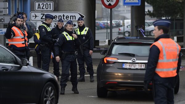 Policemen control motorists near Brussels airport in Zaventem on March 23, 2016 - Sputnik Brasil