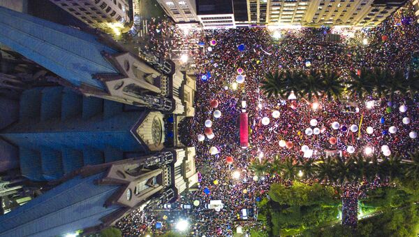 Manifestantes realizam ato pela democracia, na praça da Sé, no centro de São Paulo - Sputnik Brasil