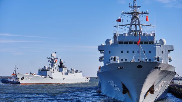 Navios chineses Qiandaohu e Yiyang entram no porto de Gdynia, Polônia, outubro de 2015 - Sputnik Brasil