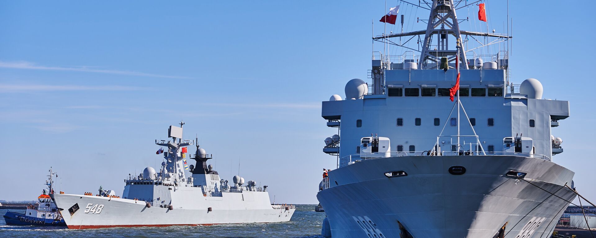 Navios chineses Qiandaohu e Yiyang entram no porto de Gdynia, Polônia, outubro de 2015 - Sputnik Brasil, 1920, 24.04.2023