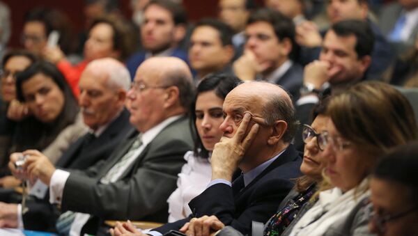 José Serra, à direita do centro na foto, acompanha um discurso na conferência que reuniu professores portugueses e políticos brasileiros em Lisboa - Sputnik Brasil