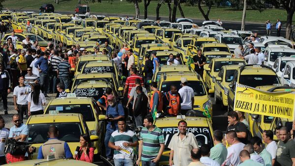 Protesto de taxistas contra o Uber no Rio de Janeiro - Sputnik Brasil