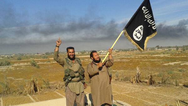 Militantes do Daesh com a bandeira da organização em Faluja, Iraque - Sputnik Brasil