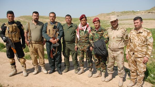 General curdo Lokman Serefhani (terceiro da esquerda) junto com outros combatentes de Peshmerga - Sputnik Brasil