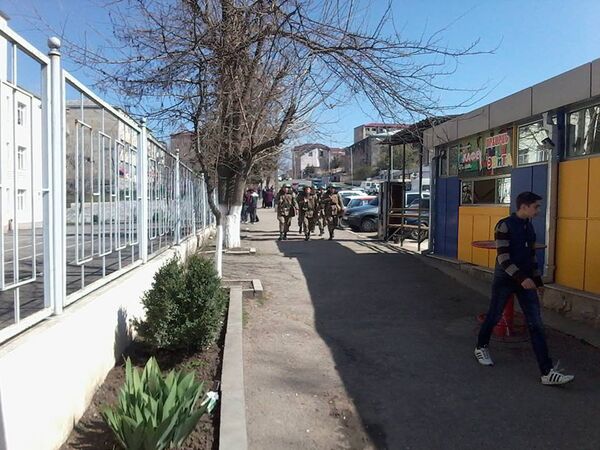 Voluntários vestindo uniforme militar vão ao local de reunião em Stepanakert - Sputnik Brasil