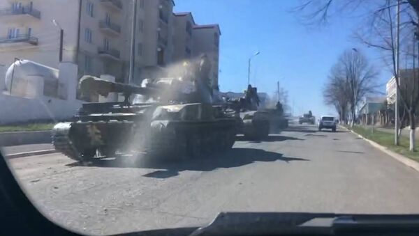 Tanques passam pela cidade de Stepanakert na manhã deste sábado, 2 de abril - Sputnik Brasil