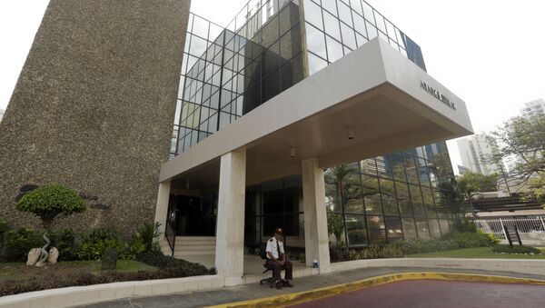 Um segurança está sentado na entrada da sede da Mossack Fonseca, na Cidade do Panamá - Sputnik Brasil