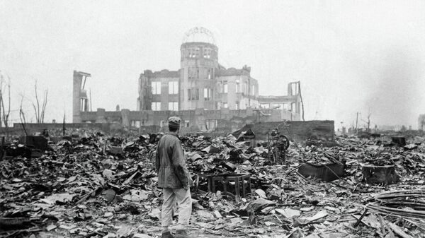 Correspondente aliado visita escombros de Hiroshima após ataque nuclear dos EUA, em 8 de setembro de 1945 - Sputnik Brasil