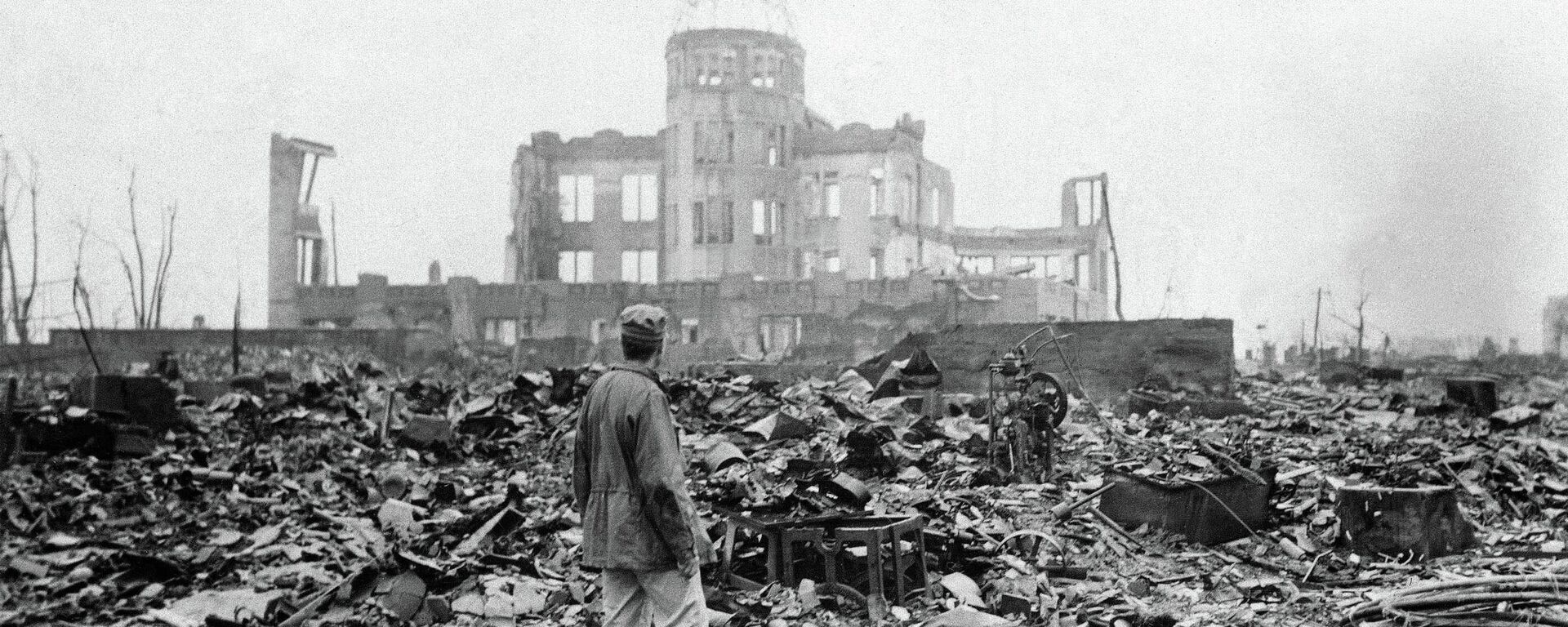 Correspondente aliado visita escombros de Hiroshima após ataque nuclear dos EUA, em 8 de setembro de 1945 - Sputnik Brasil, 1920, 06.08.2022