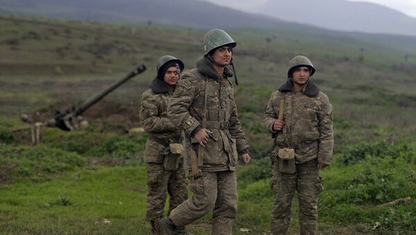 Militares na povoação de Madagis na zona de conflito em torno de Nagorno-Karabakh, abril de 2016 - Sputnik Brasil