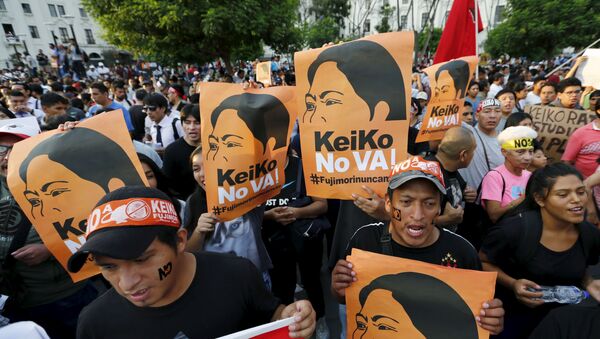 Protesters holding signs attend a march against Peruvian presidential candidate Keiko Fujimori in downtown Lima, Peru, April 5, 2016. - Sputnik Brasil