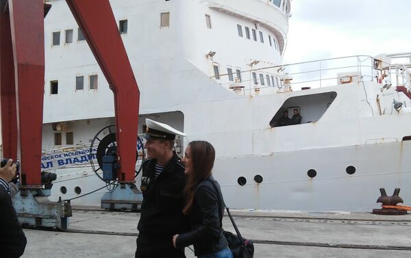 Tripulação de Admiral Vladimirsky passeia pelo porto de Lisboa em 4 de abril de 2016 - Sputnik Brasil