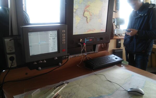 Uma pessoa convidada para ver o navio Admirla Vladimirsky, em 4 de abril de 2016, em Lisboa, está junto a equipamento e mapa interativo - Sputnik Brasil
