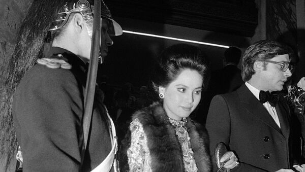 Dewi Sukarno, esposa do falecido presidente indonésio Sukarno, em 7 de fevereiro de 1972 chega à Ópera de Paris, na França, para participar de uma festa de gala, acompanhada por Francisco Paesa, célebre agente dos serviços secretos espanhóis. - Sputnik Brasil
