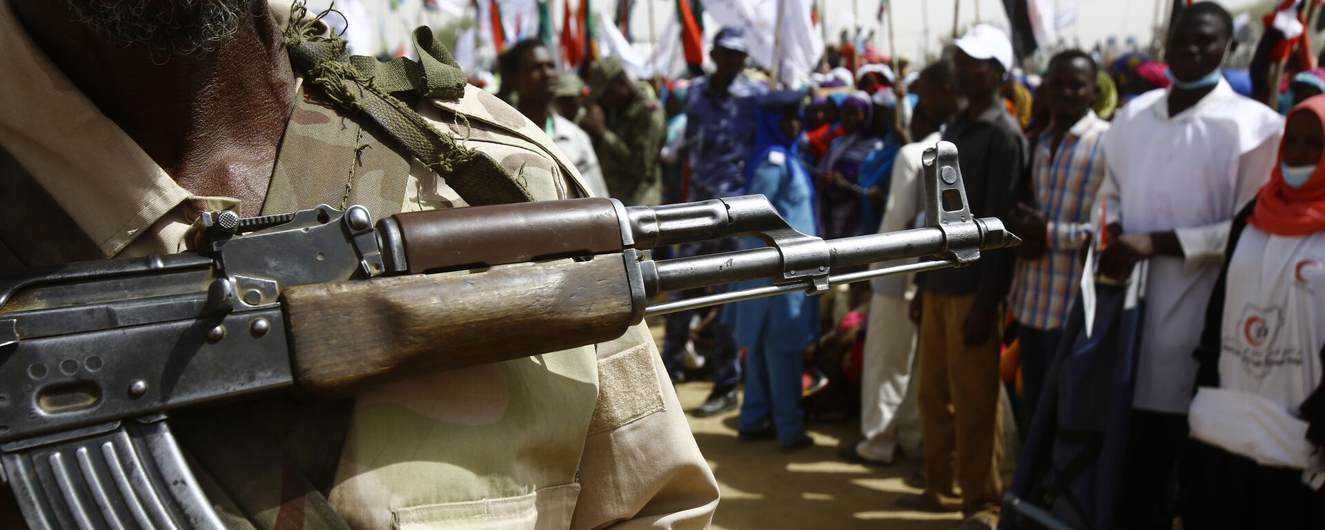 Sudaneses participam de uma manifestação organizada durante a visita do presidente do país à cidade de Zalingei, capital do estado de Darfur Central, em 3 de abril de 2016. - Sputnik Brasil, 1920, 06.04.2016