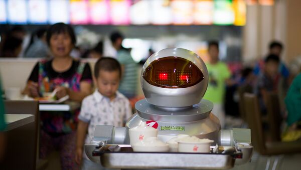 Robô-garçom carrega comida para clientes no restaurante em Kunshan, China, agosto de 2014 - Sputnik Brasil