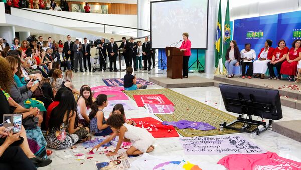 Dilma Rousseff recebe no Palácio do Planalto convidadas para o “Encontro com Mulheres em Defesa da Democracia” - Sputnik Brasil