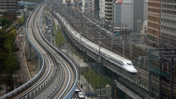 Shinkansen bullet train heads for Tokyo Station on the Tokaido Main Line in Tokyo - Sputnik Brasil
