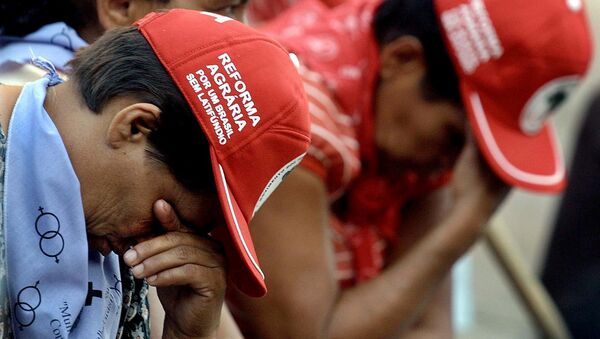 Trabalhadores Sem Terra choram em protesto pela morte dos 19 campesinos massacrados em Eldorado dos Carajás em 1996 - foto de 17 de abril de 2001 - Sputnik Brasil