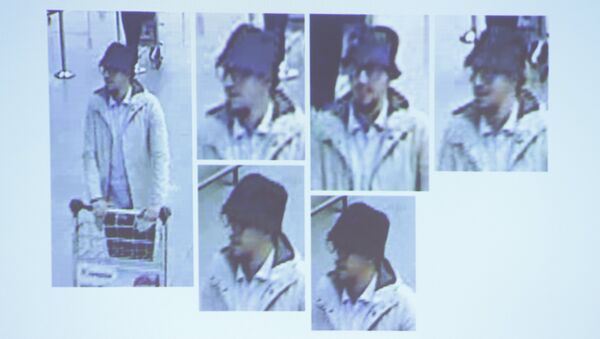 man whom officials believe may be a suspect in the attack which took place at the Brussels international airport of Zaventem, is seen in this CCTV image made available by Belgian Police on April 7, 2016 - Sputnik Brasil