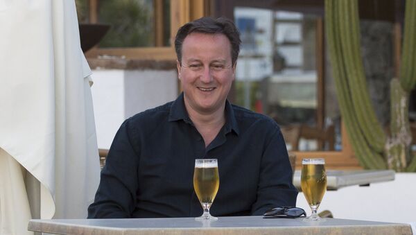 Britain's Prime Minister David Cameron poses for a photograph during a family holiday in Playa Blanca, Lanzarote March 25, 2016 - Sputnik Brasil