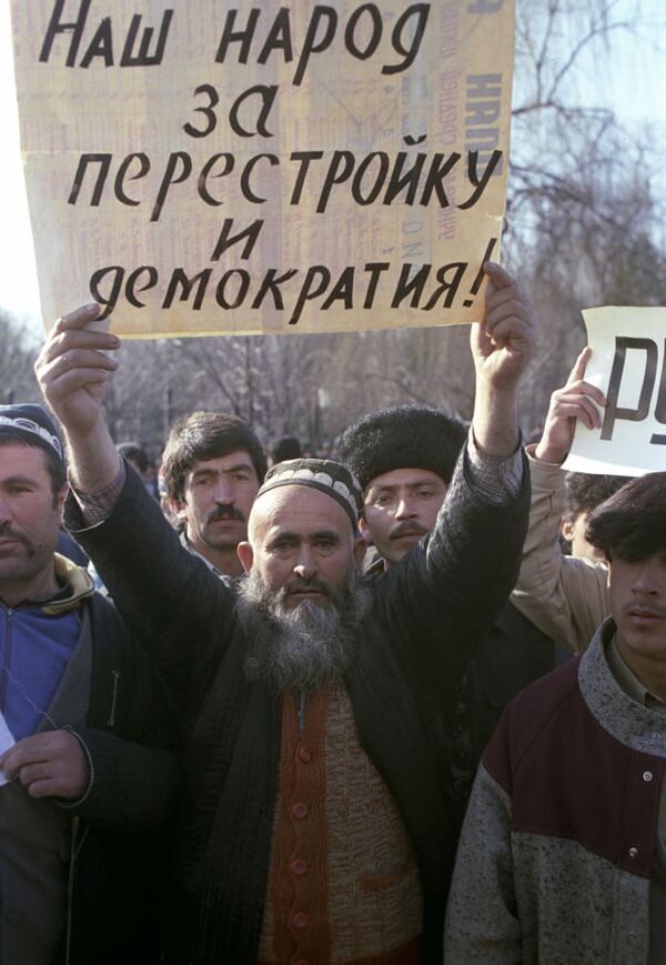Os participantes do manifestação de apoio à Perestroika em Dushanbe - Sputnik Brasil