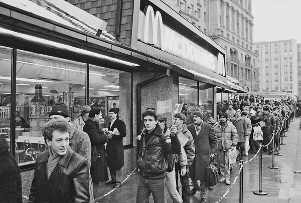 A abertura do primeiro McDonald's em Moscou em 1990 - Sputnik Brasil