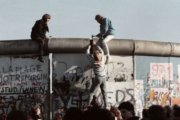 Moradores do Alemanha Oriental quebram o muro de Berlim - Sputnik Brasil