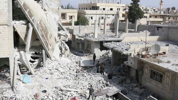 Homens andam no meio dos escombros de edifícios após ataques aéreos por forças leais ao presidente da Síria, Bashar al-Assad, em área controlada por rebeldes, perto de Damasco 11 março 2015 - Sputnik Brasil