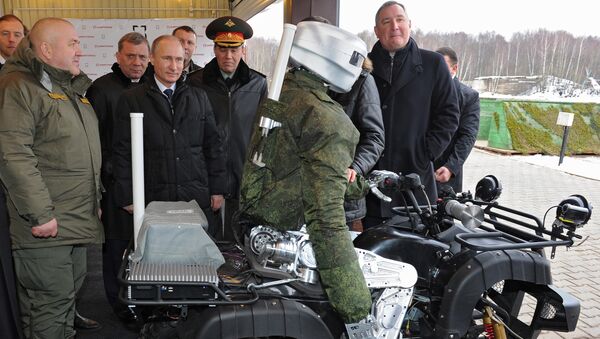 Presidente da Rússia, Vladimir Putin, observa um robô antropomórfico em janeiro de 2015 - Sputnik Brasil