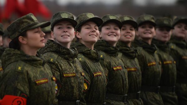 Mulheres-militares na coluna pedestre durante os preparativos para a Parada da Vitória em Alabino, subúrbio de Moscou, Rússia, 11 de abril de 2016 - Sputnik Brasil