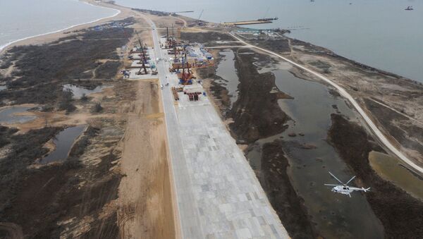 A construção da Ponte da Crimeia que ligará a península de Crimeia e a região de Krasnodar através do estreito de Kerch, ilha Tuzla, Rússia, 18 de março de 2016 - Sputnik Brasil