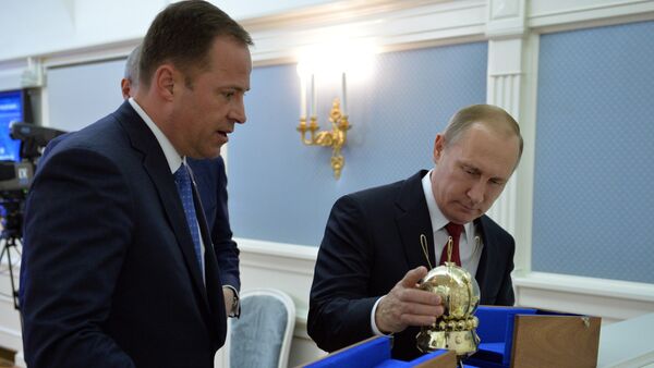 Presidente da Rússia Vladimir Putin (a direita) e Diretor da estatal russa Roscosmos Igor Komarov(a esquerda) - Sputnik Brasil