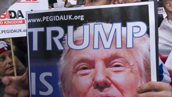 Cartaz com a imagem de Donald Trump - Sputnik Brasil