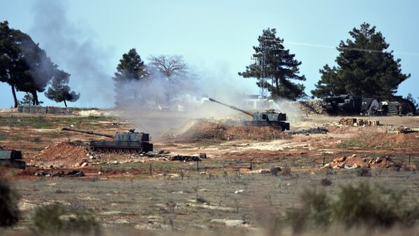 Turkish artillery fire from the border near Kilis town toward northern Syria, in Kilis, Turkey. - Sputnik Brasil