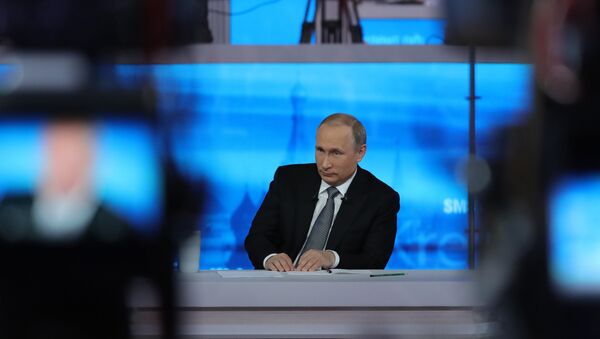 Presidente russo Vladimir Putin durante a Linha Direta no estúdio no complexo Gostiny Dvor, no centro de Moscou, perto do Kremlin, Moscou, Rússia, 14 de abril de 2016 - Sputnik Brasil