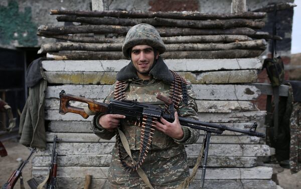 Um soldado armênio em Nagorno-Karabakh - Sputnik Brasil