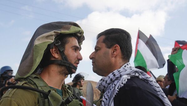 Soldado israelense disputa com um manifestante palestino - Sputnik Brasil