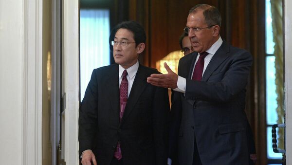 Ministro das Relações Exteriores Sergei Lavrov com o seu homologo japonês Fumio Kishida - Sputnik Brasil