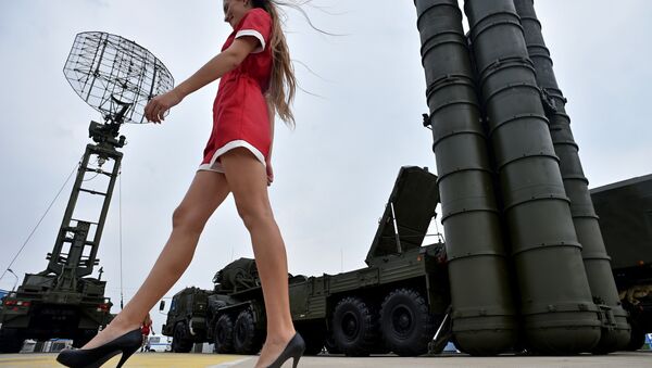 Uma jovem passa ao lado do sistema de defesa antiaérea S-400 - Sputnik Brasil