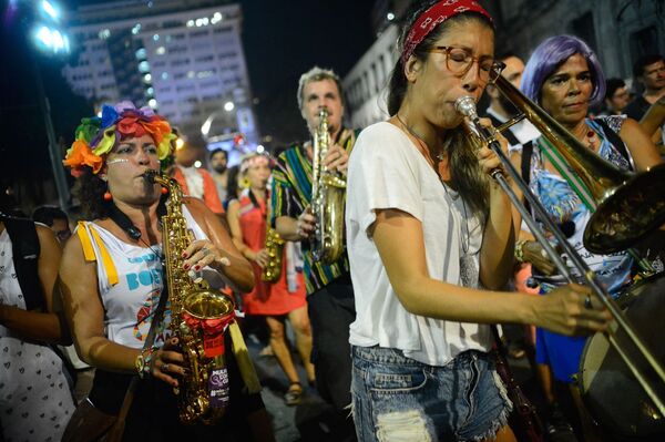 Mulheres participam do cortejo contra o golpe - Sputnik Brasil