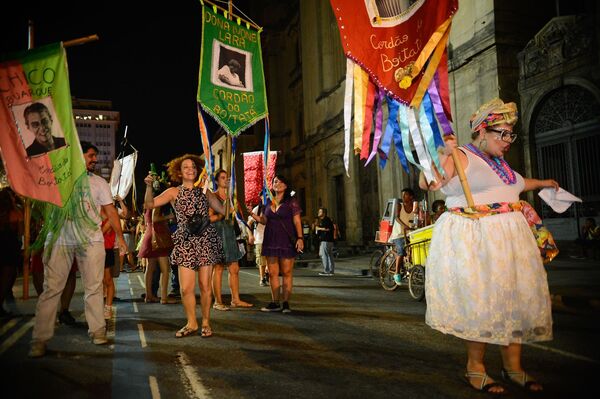 Alegria do Carnaval fora de época dá o tom dos protestos contra o impeachment no Rio - Sputnik Brasil