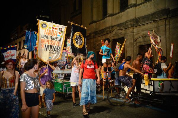 Movimento 'Ocupa Carnaval' se junta às manifestações contra o golpe no Centro do Rio - Sputnik Brasil