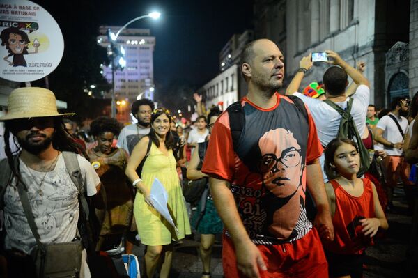 Manifestante usa camiseta com imagem de Dilma na juventude - Sputnik Brasil