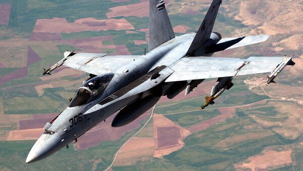Caça F/A-18 Hornet durante uma missão de combate no Iraque - Sputnik Brasil